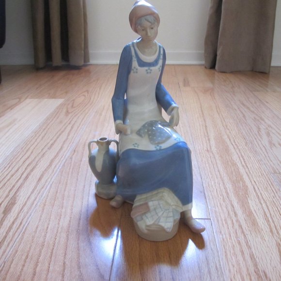 Lladro Rex Valencia Figurine "Woman With Child's Clothing" - Picture 3 of 5